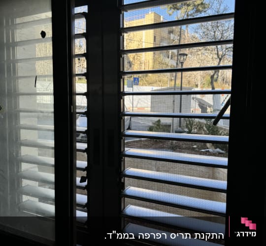 תריסי אלומיניום אופקיים בחלון זכוכית